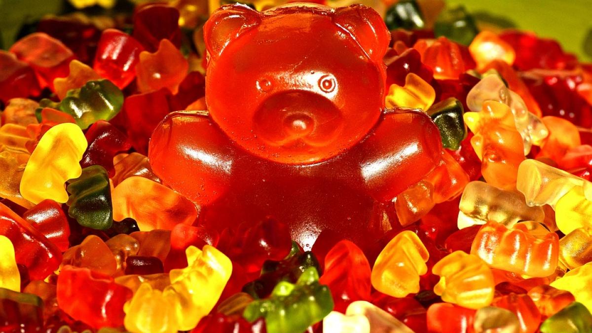 jucarii pentru adulti ce surpriza a gasit un copil in punga cu dulciuri de la raft foto