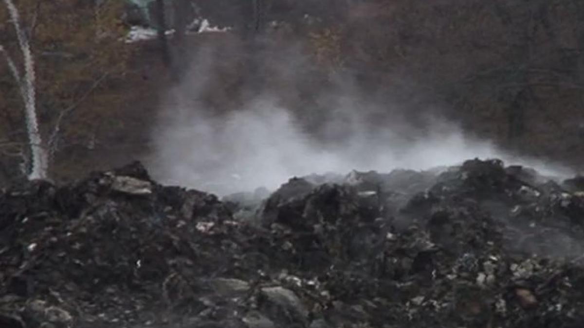 O comună este poluată de patru luni de zile, fără întrerupere, de un incendiu care arde mocnit la groapa de gunoi de lângă localitate - VIDEO
