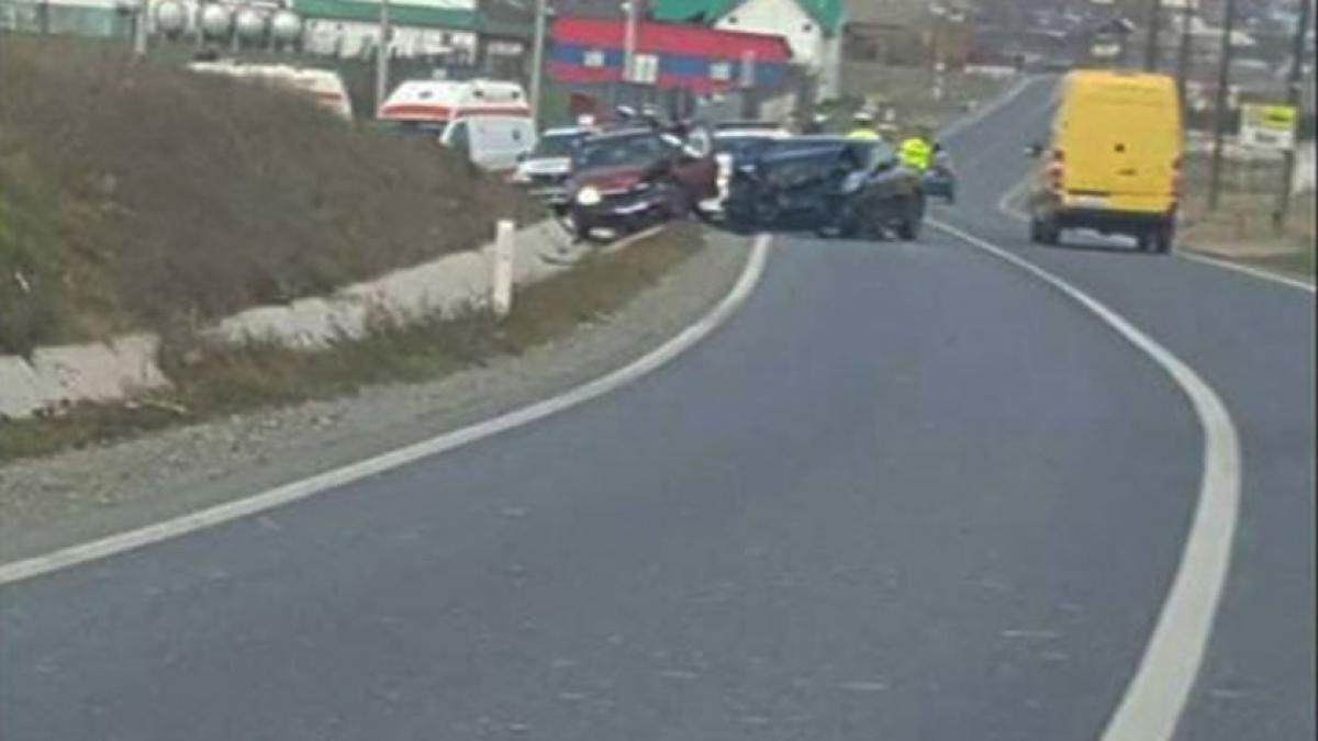 Accident spectaculos în Tulcea! Un Porsche Panamera s-a făcut praf după ce a intrat în plin într-un Logan