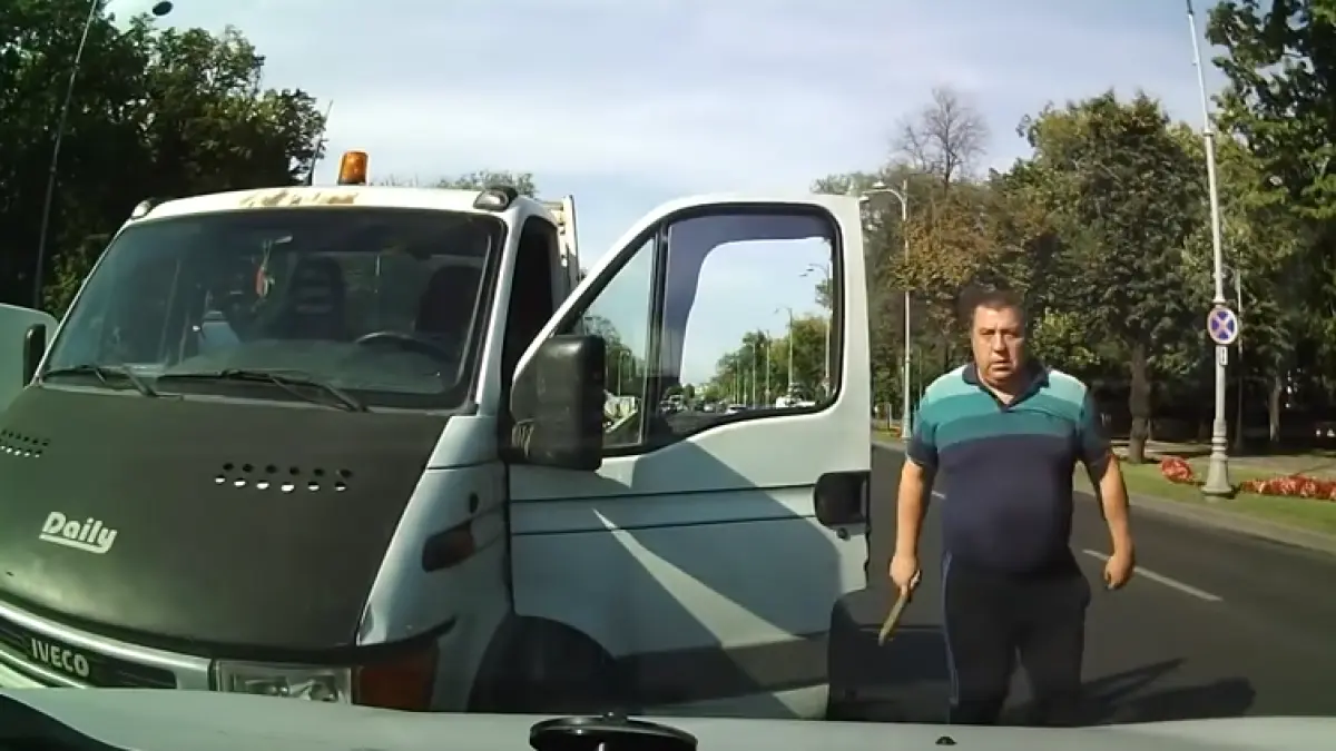 barbatul care a fost filmat iesind cu bata in trafic sa bata un sofer este politist