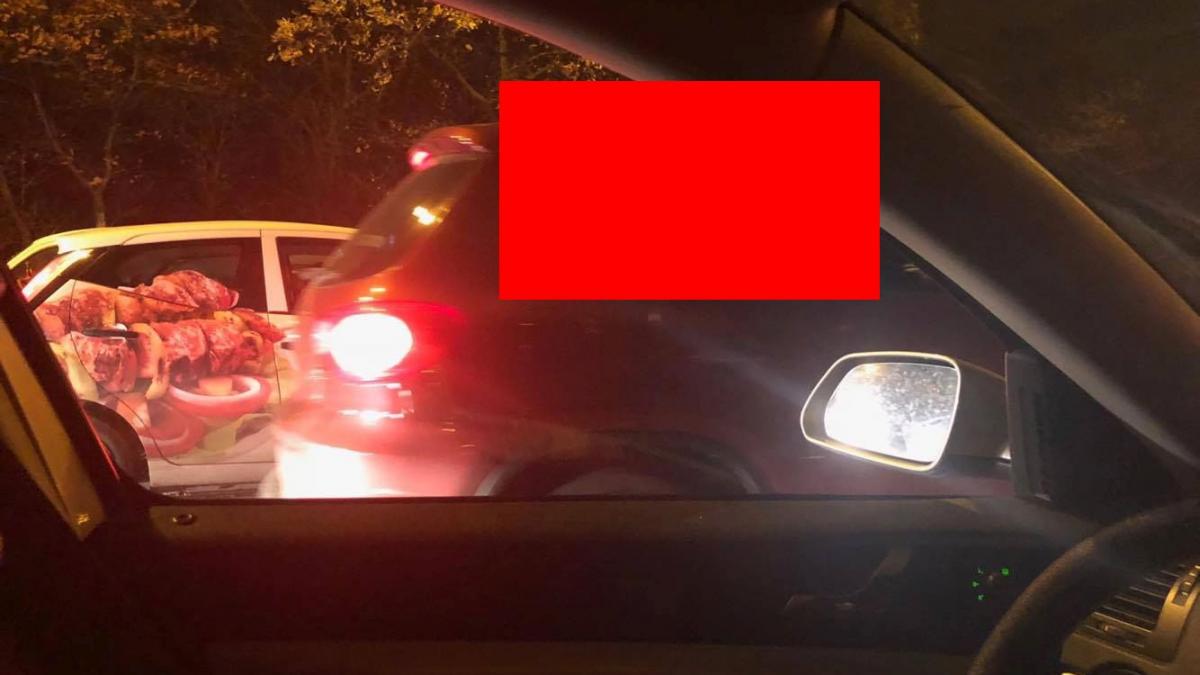 era in coloana la semafor cand a vazut ce a oprit langa el a scos imediat telefonul sa faca o poza