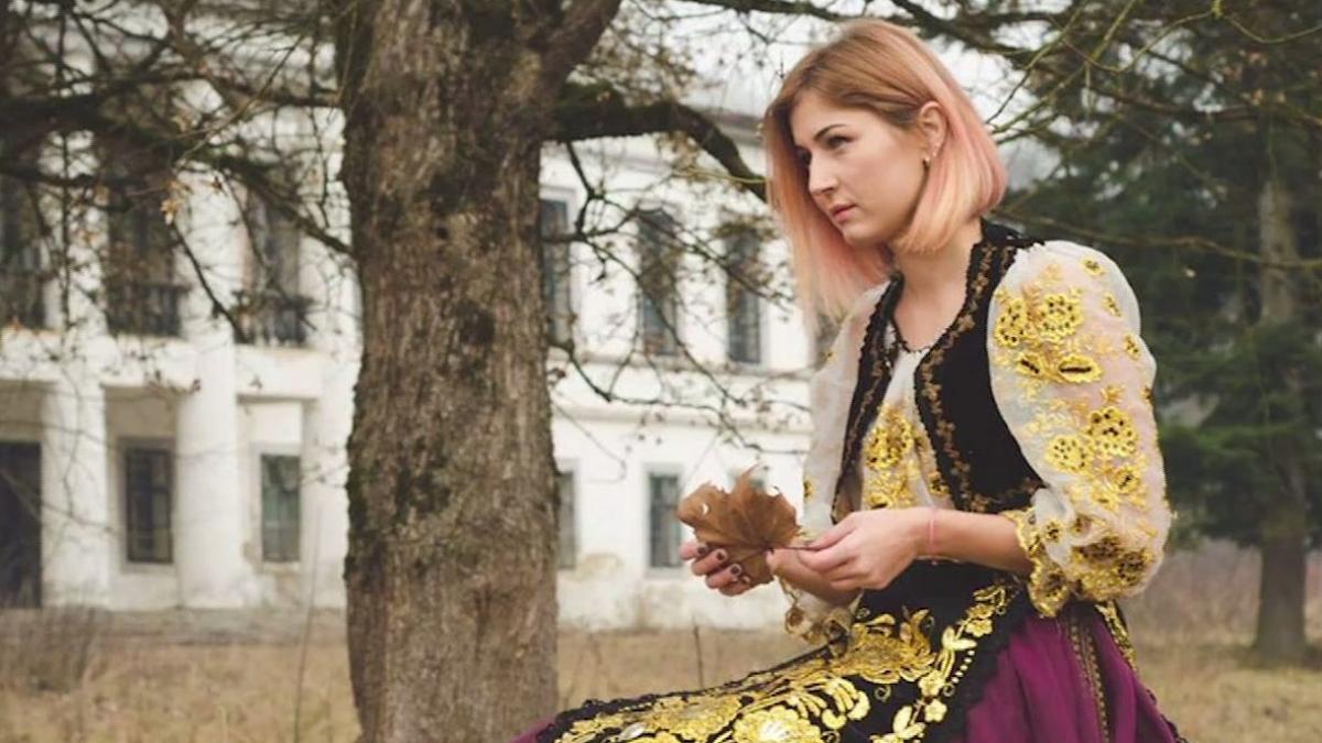 eroul zilei tanara care a gasit o metoda inedita pentru a si promova comuna