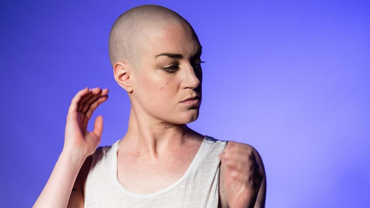 intr o zi femeia a venit cheala la munca toti se fereau sa o intrebe ce s a intamplat cu parul ei