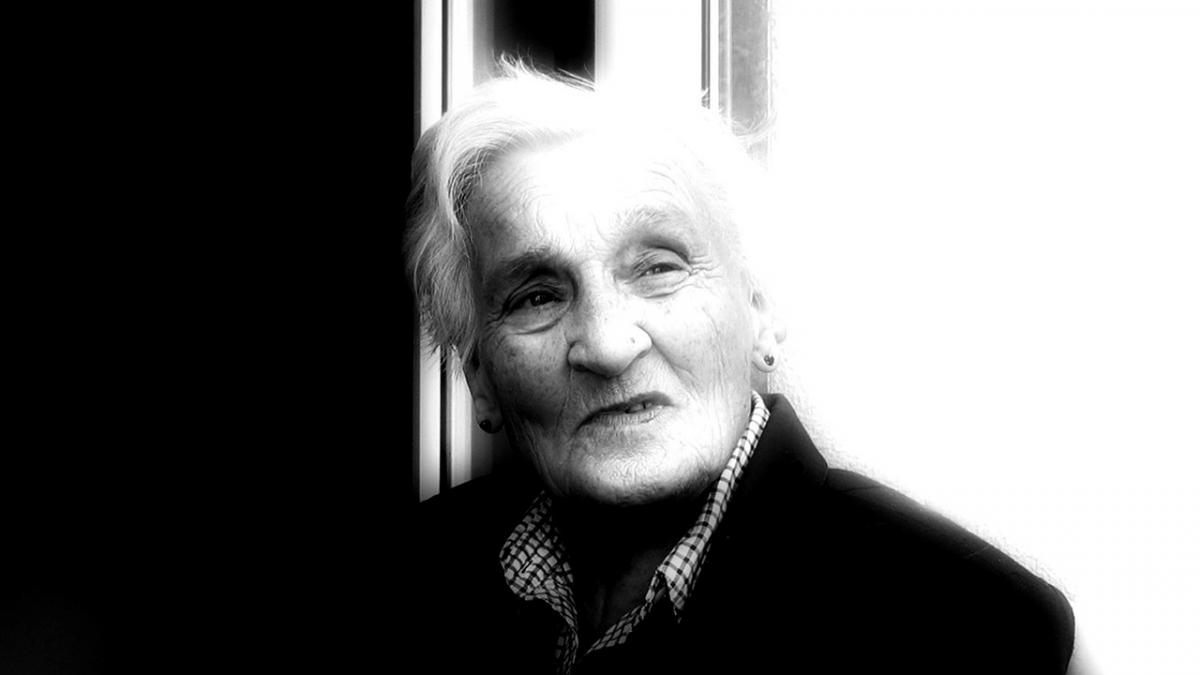 o batranica amarata a intrat intr un magazin de haine voia sa isi cumpere o rochie pentru nunta