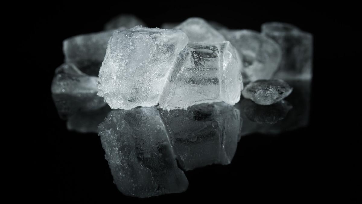 ce se intampla daca bagi un cub de gheata in cuptorul cu microunde rezultatul e cu totul neasteptat