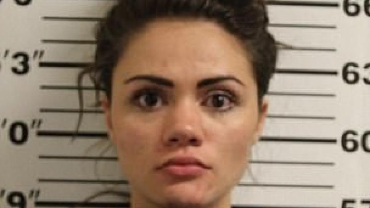 era primul sau an la catedra a sedus unul dintre elevi si l a chemat la ea acasa l a asteptat cu