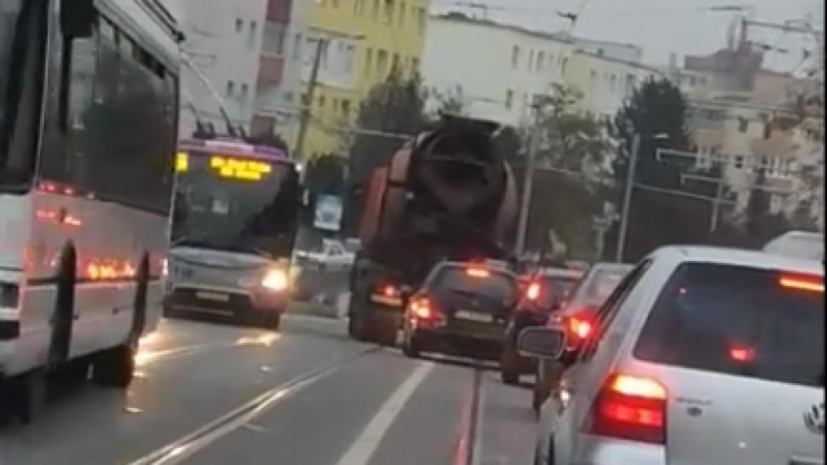 soferul unei betoniere seamana teroare in trafic a condus cu viteza pe contrasens si era la un pas