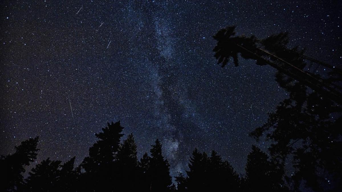 va avea loc o ploaie spectaculoasa de meteori cum o puteti vedea