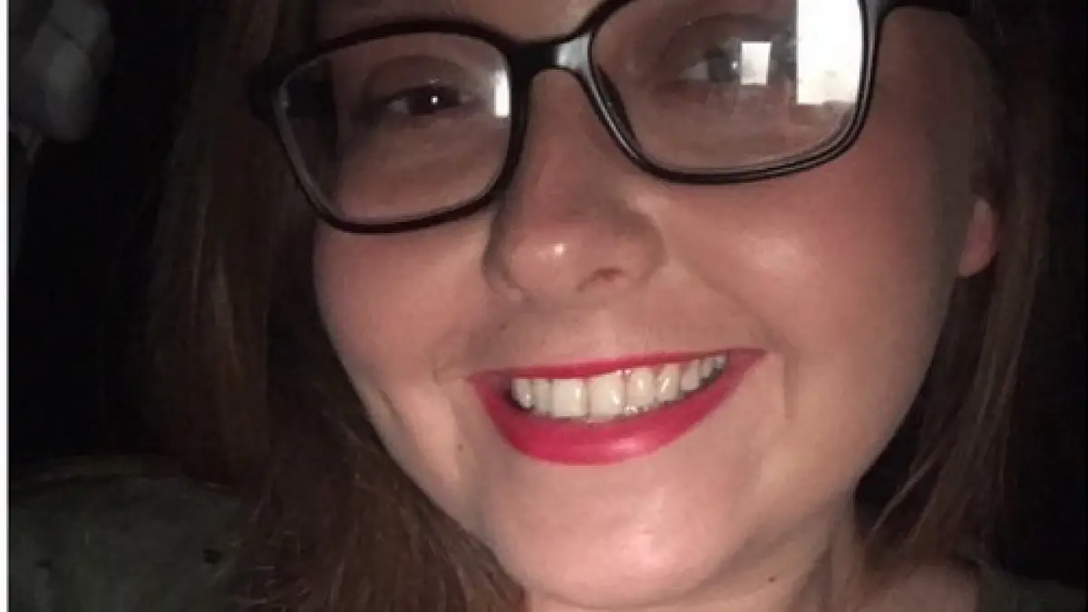 a scris un mesaj pe o minge de softball si a aruncat o in mare sperand sa fie gasita de barbatul