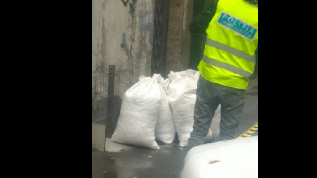 saci cu mii de cartele telefonice gasiti pe o strada din capitala