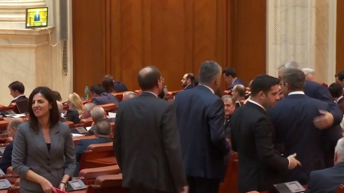 scandal in parlament social democratii au parasit sala cand motiunea de cenzura impotriva psd a
