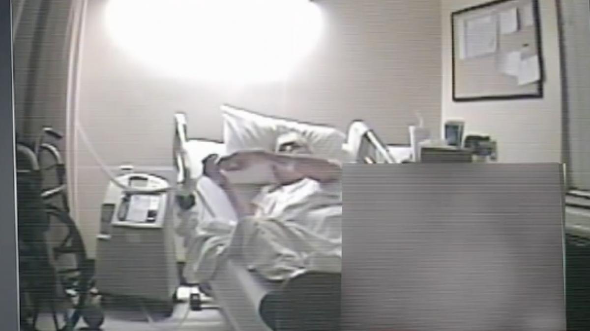 un batran lasat sa moara de doua infirmiere femeile il batjocoreau in timp ce omul spunea ca se