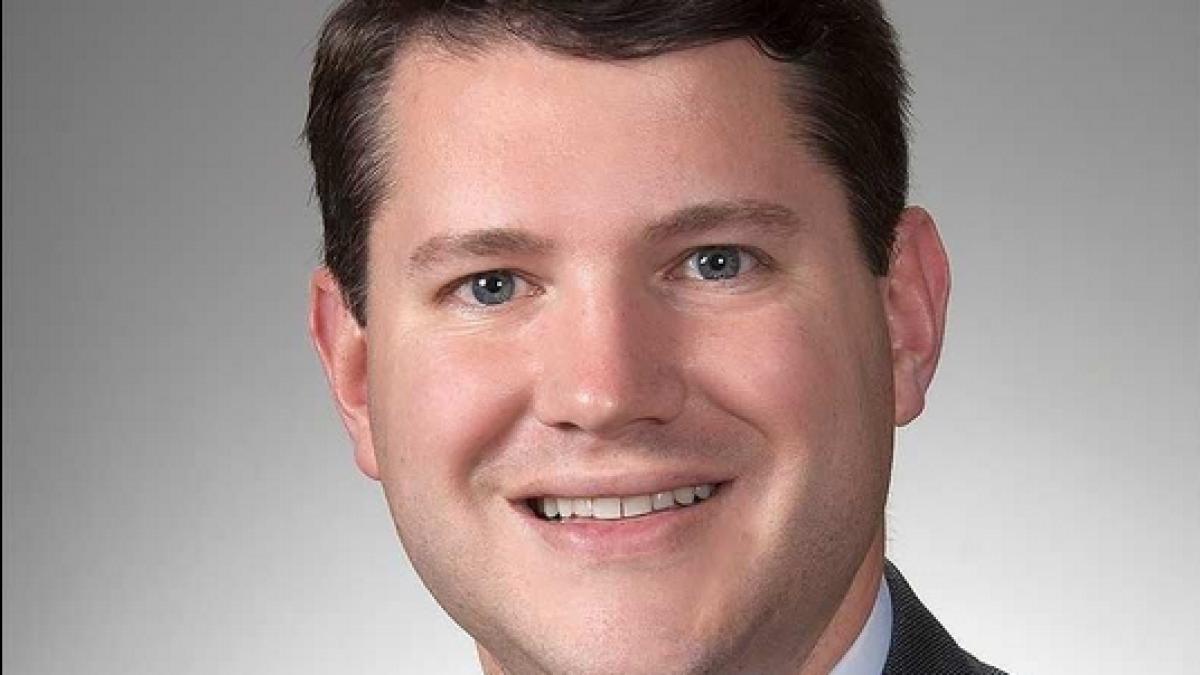 un politician a demisionat dupa ce a fost prins in timp ce facea amor cu un barbat in biroul sau