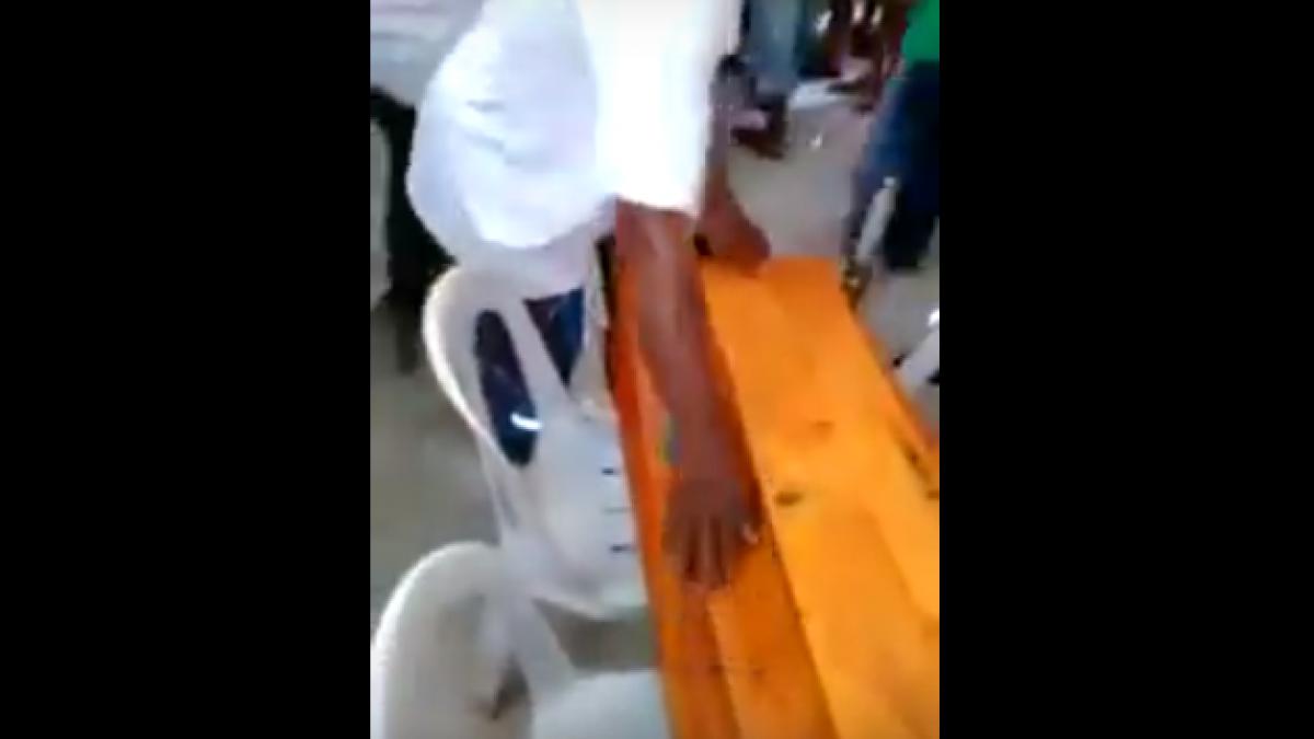 isi inmormantau fetita de trei ani iar preotul se pregatea sa ii dea ultima binecuvantare cand ceva