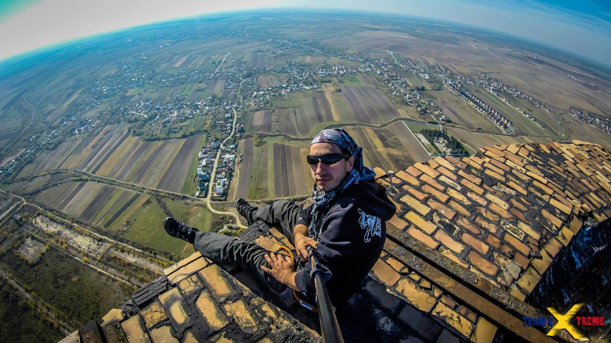 trei tineri sport extrem pe al doilea cel mai inalt turn din romania