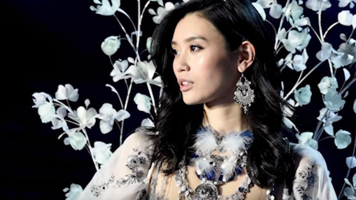 un celebru model victoria s secret a fost surprins cand a cazut pe catwalk momentul a devenit viral