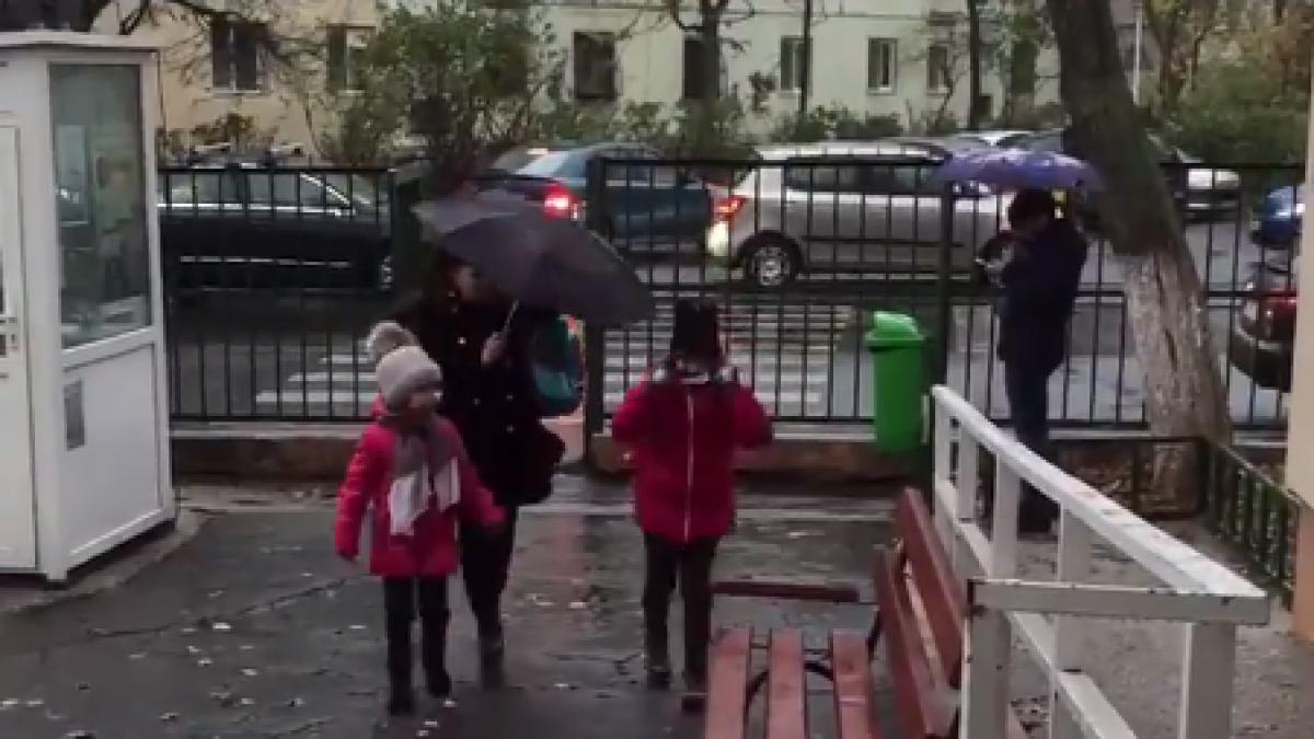 paznicul unei scoli din bucuresti ii motiveaza pe elevi in fiecare dimineata ce face barbatul cand