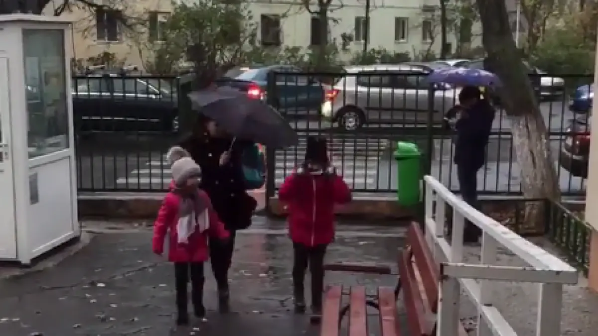 paznicul unei scoli din bucuresti ii motiveaza pe elevi in fiecare dimineata ce face barbatul cand