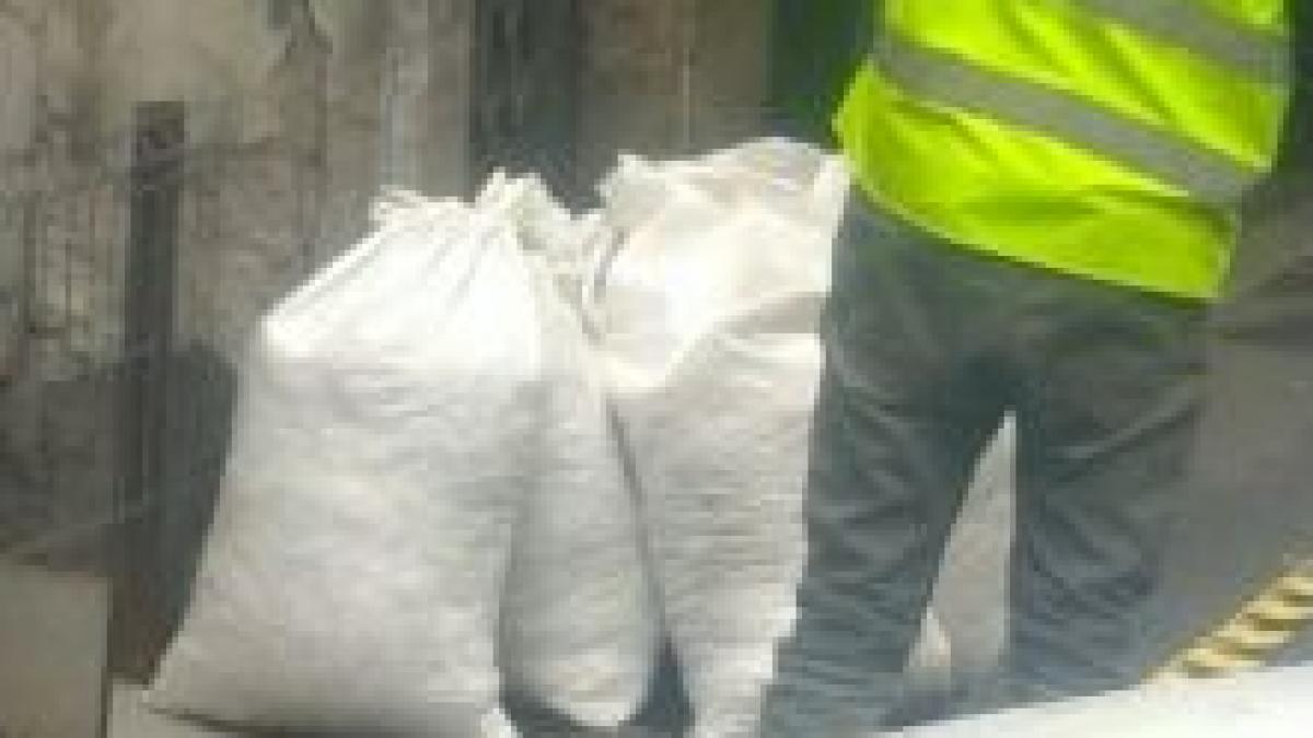 politia a aflat cui apartin sacii cu cartele sim gasiti pe o strada din capitala