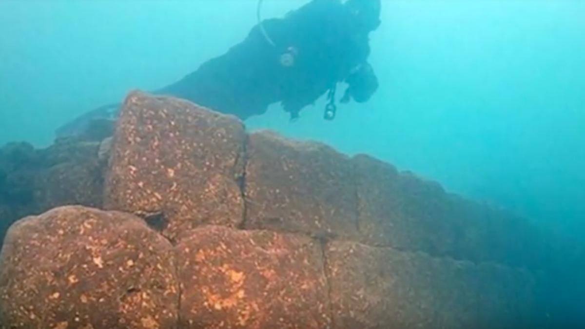 descoperire uluitoare intr un lac din turcia nu le a venit sa creada ce noroc au avut
