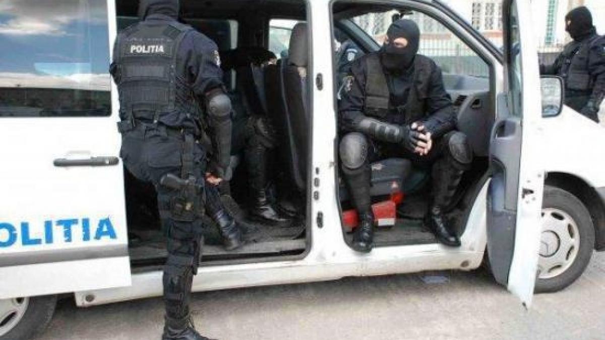 doi tineri au fost batuti rau de politisti fiind confundati cu un urmarit international in ce stare