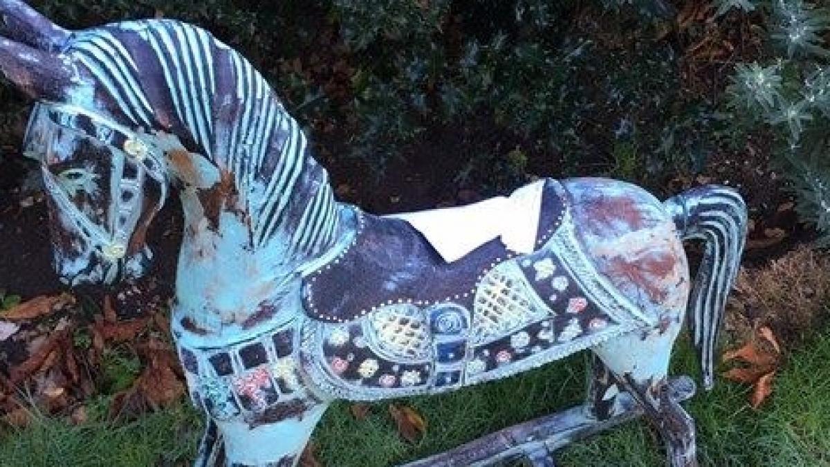 un calut de jucarie bizar a aparut din senin intr o gradina cand oamenii s au apropiat au dat peste