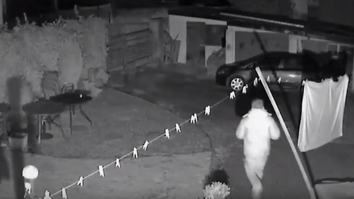 a vrut sa jefuiasca locuinta unei femei dar apoi a fugit cat a putut de repede cine statea in acea