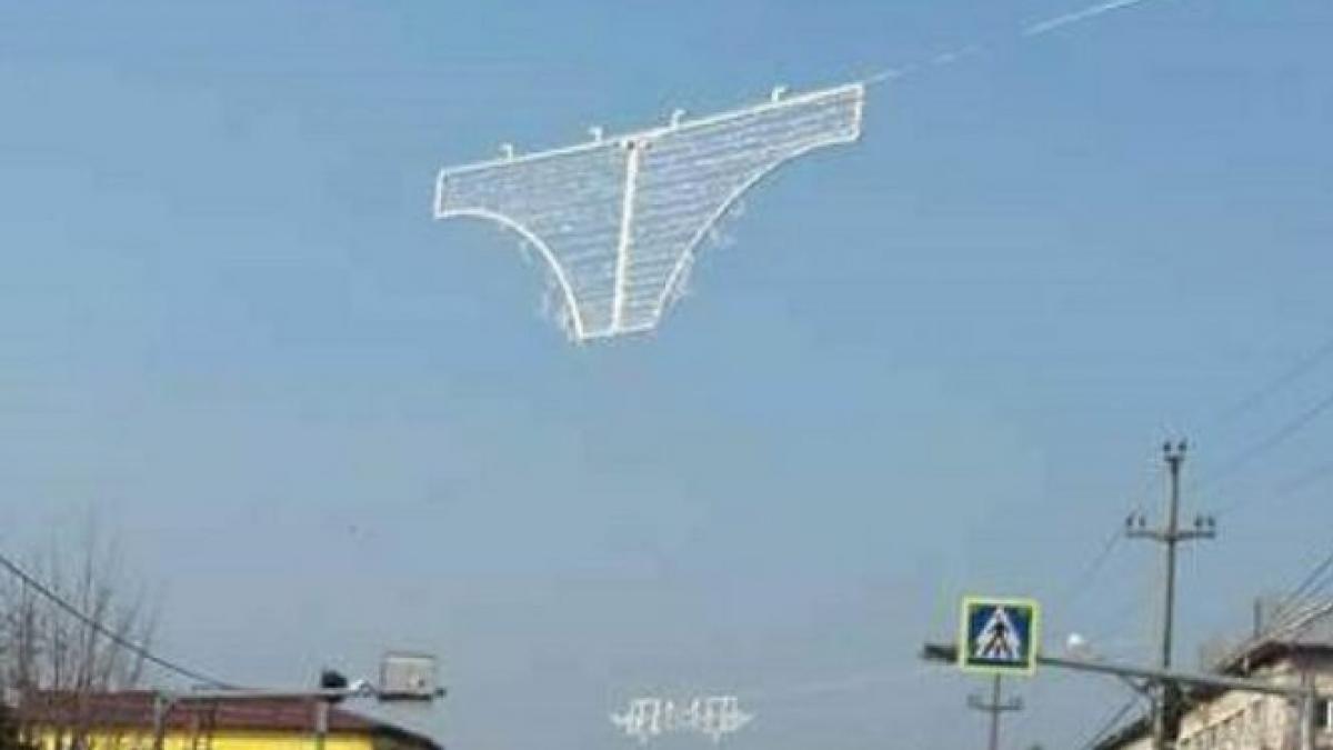 decoratiuni de craciun in forma de lenjerie intima intr un oras din romania