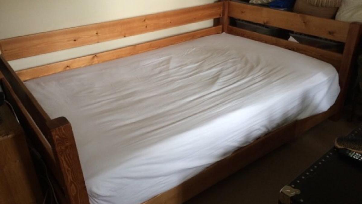 politistii au intrat in casa unui barbat suspect pentru perchezitii nu au dat peste el dar in