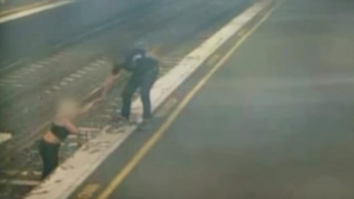 salvata in ultimul moment de pe sinele din tren scenele au socat tot internetul video