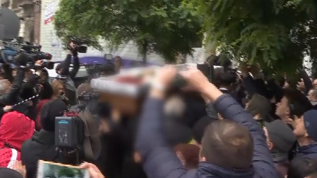 trupul neinsufletit al stelei popescu a fost depus la teatrul constantin tanase oamenii au navalit