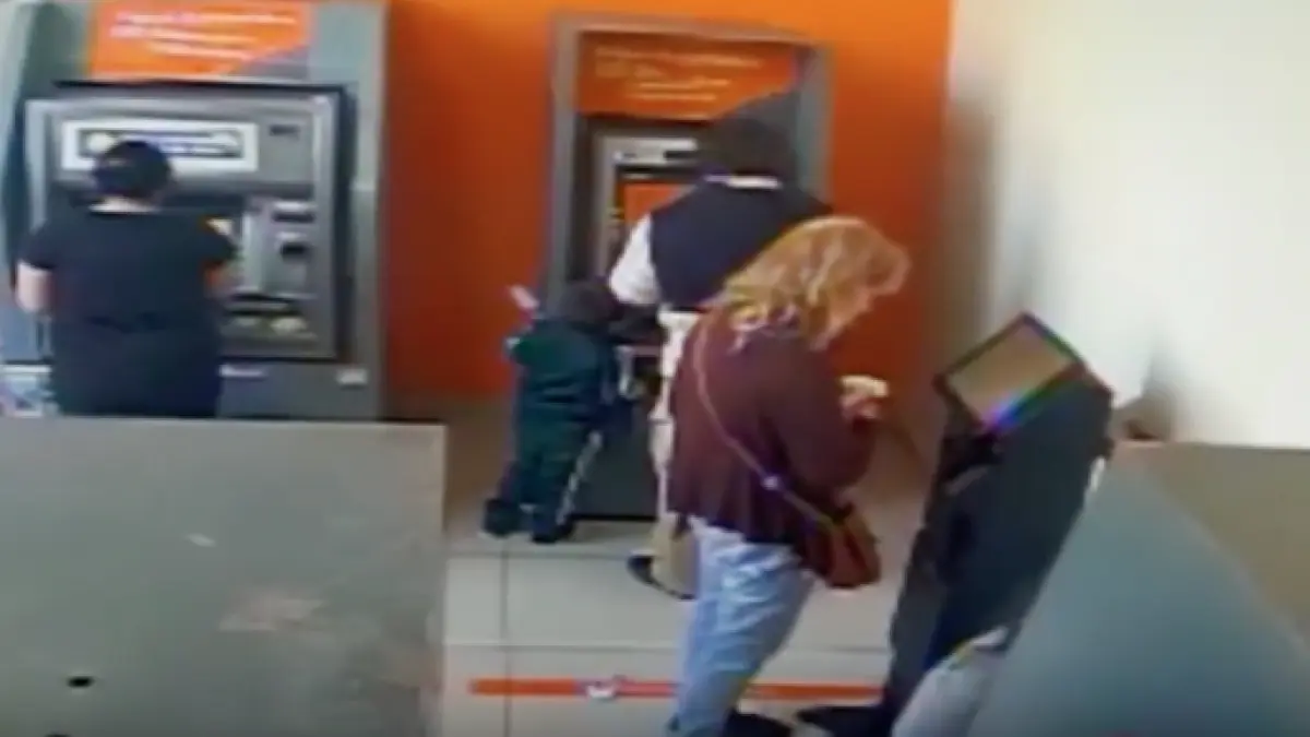 un copil de numai patru ani surprins in timp ce fura de la bancomat video