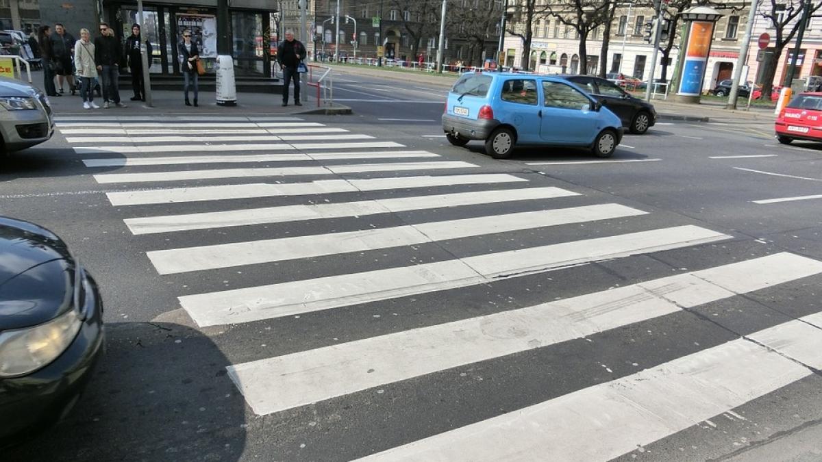 vaslui accident pe trecerea de pietoni o femeie si copilul sau de trei ani au fost raniti