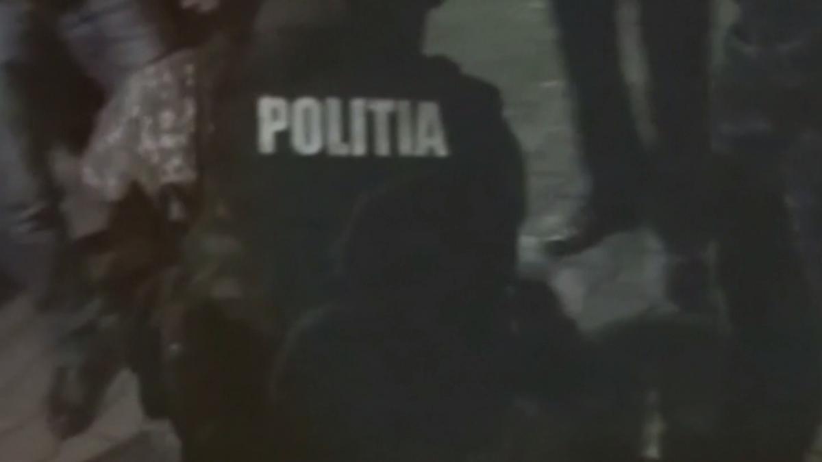 scene socante in targoviste un barbat a fost prins cu pistolul la supermarket video
