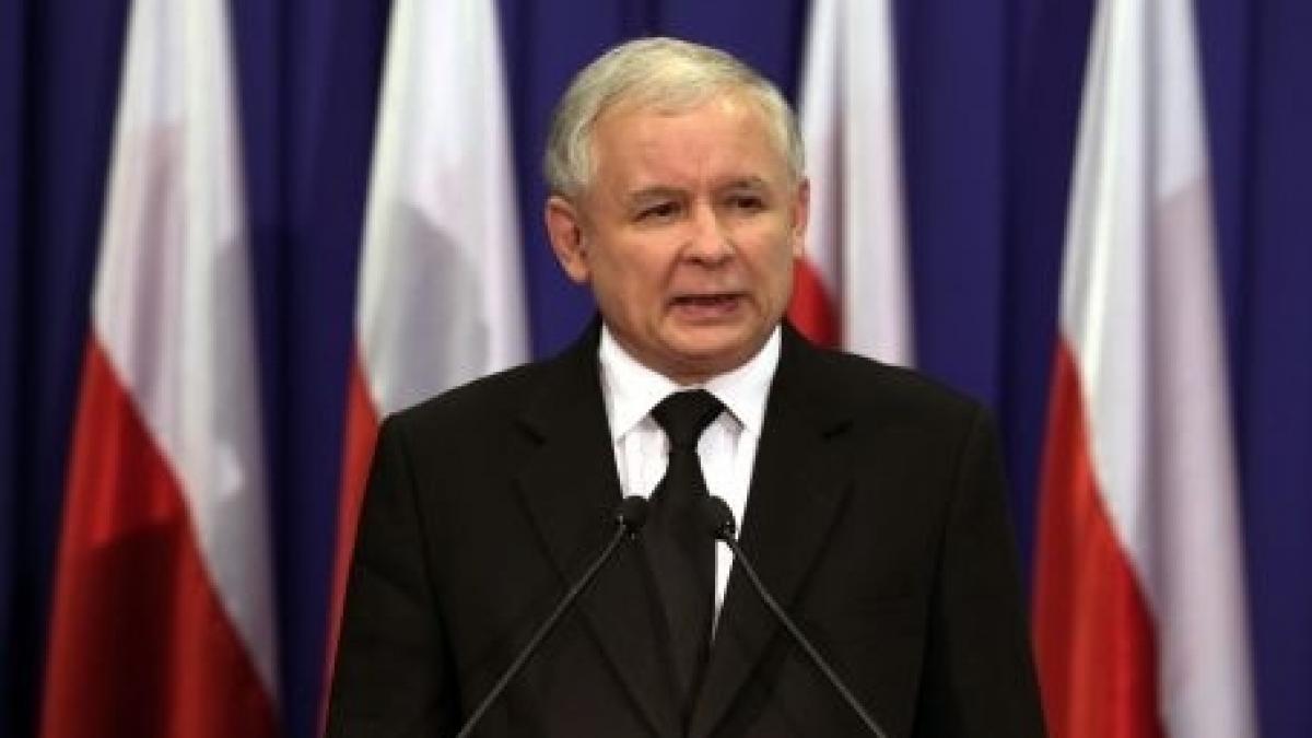 imagine controversata cu cel mai puternic politician din polonia ce facea in parlament in timp ce