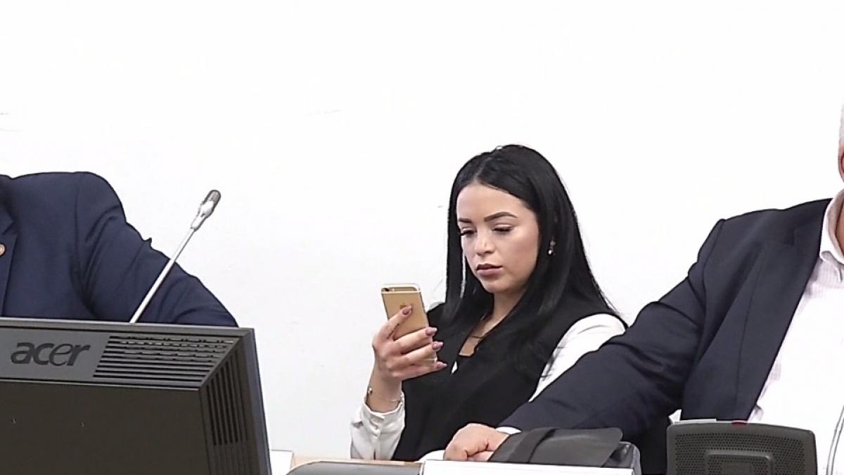 politikix ce face un deputat in sedinta