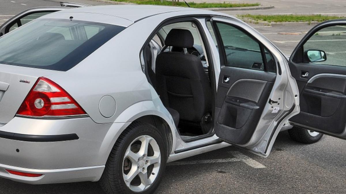 atentie un escroc incearca sa faca bani pe seama soferilor naivi daca se apropie cineva si va spune