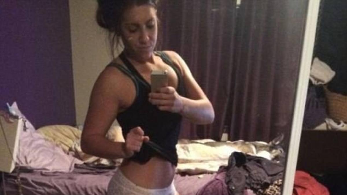 si a facut un selfie sexy insa toti s au uitat la detaliul din poza si nu la ea ce uitase fata pe