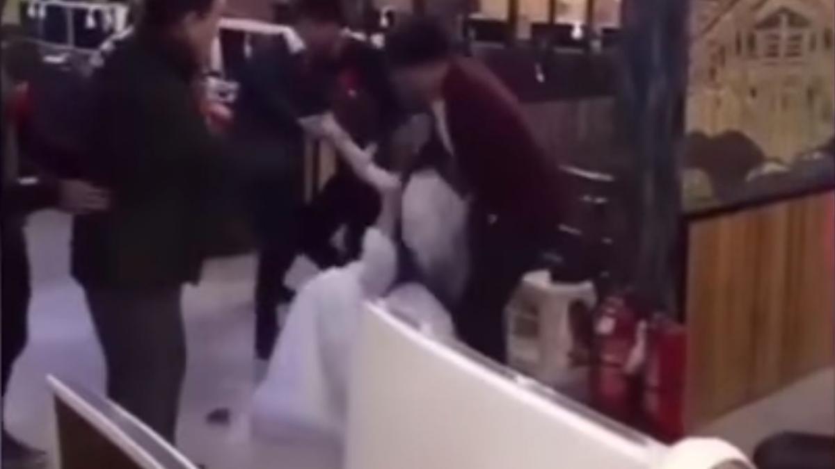 in ziua nuntii nimeni nu gasea mireasa femeia era pregatita dar refuza sa iasa din camera ei cand s