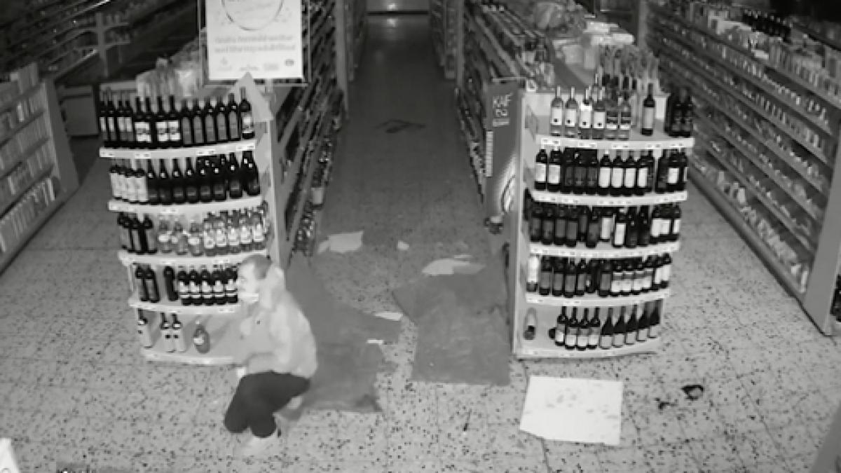 jaf cu final dureros hotul a cazut prin tavanul unui supermarket