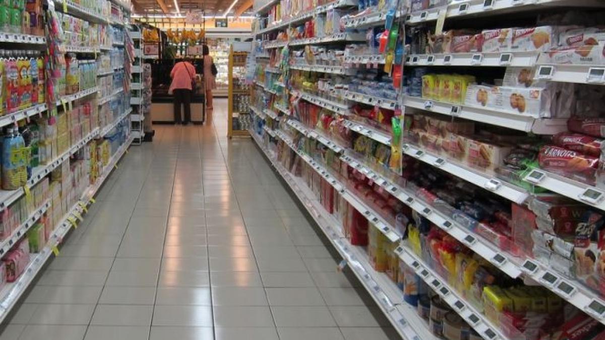 o tanara mama a fost prinsa furand dintr un magazin plangea si isi cerea scuze ce a urmat e