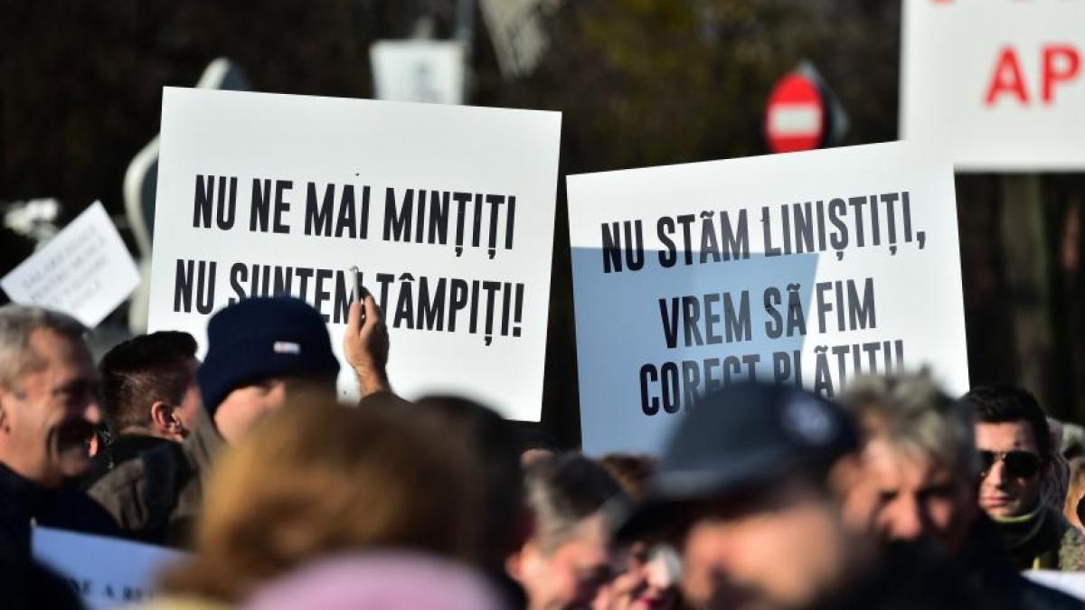 protest in piata victoriei oamenii nemultumiti de grila de salarizare