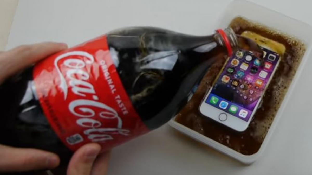 A scufundat un iPhone în Coca-Cola și l-a lăsat acolo șapte zile! Ce s-a întâmplat cu telefonul - VIDEO