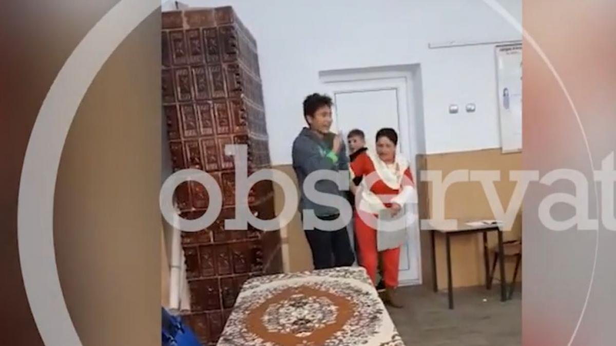 imagini socante intr o scoala din teleorman o profesoara e batjocorita si batuta de elevi care o