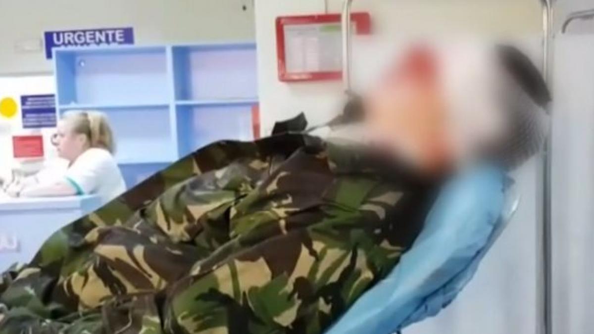 scene socante un militar a lesinat la o manifestare din pitesti s a prabusit si s a ranit la cap