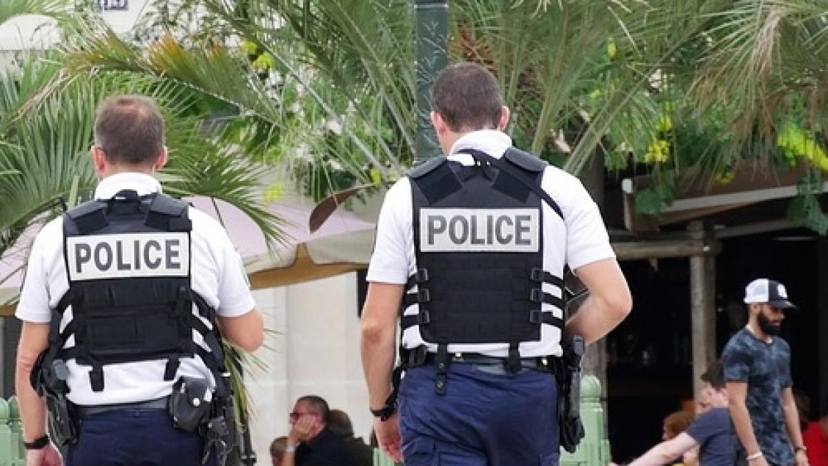 un politist si a curentat colegul in timpul unei arestari