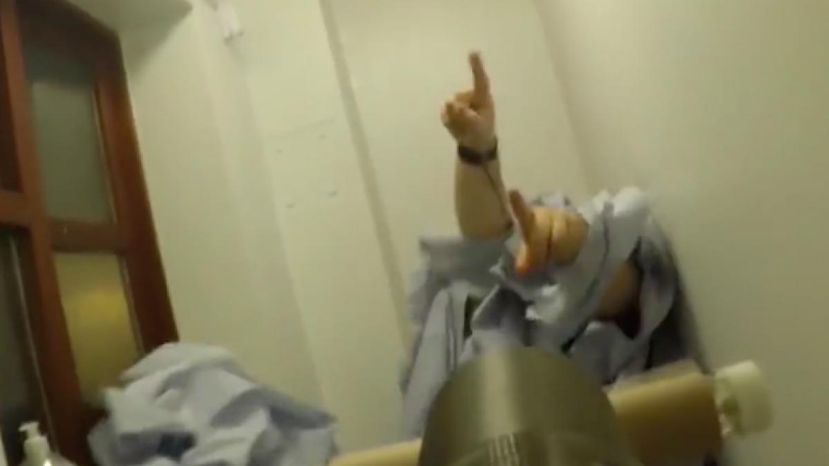 a intrat peste iubitul ei in baie si ce a urmat e incredibil i a facut o in cel mai hilar mod