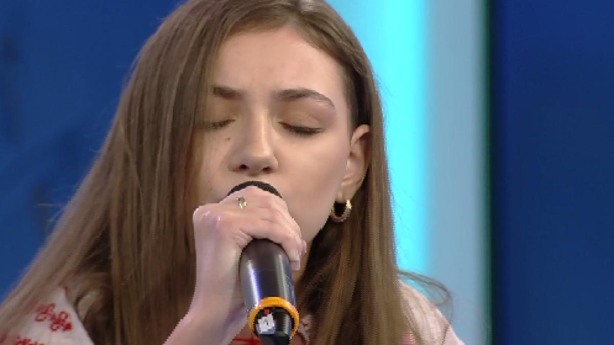 interpretare de exceptie a inmnului romaniei are doar 15 ani dar vocea ei a impresionat o tara