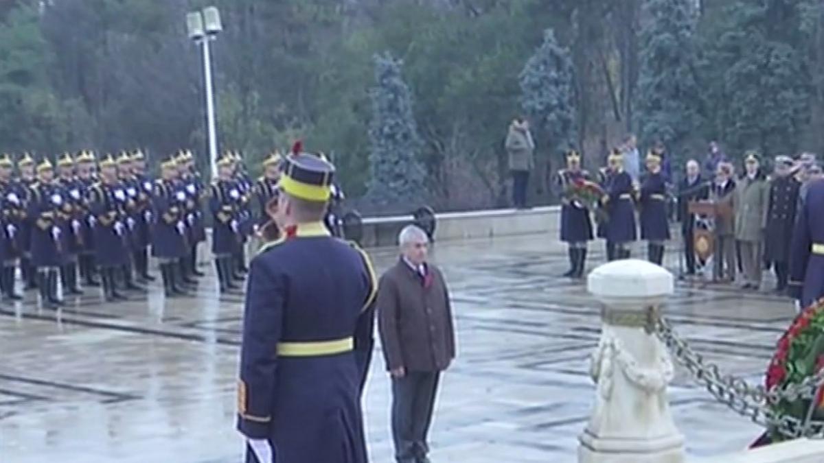 liviu dragnea si calin popescu tariceanu au depus coarane la ceremonia din parcul carol