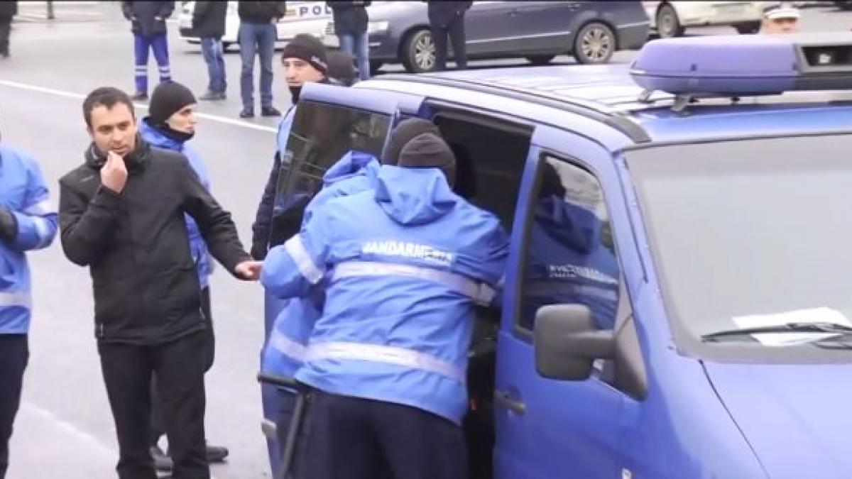 acuzati de firea ca nu au intervenit in piata victoriei jandarmii au starnit si furia